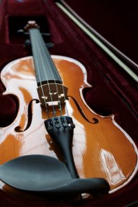 Zoom sur les vis d'accordage fin du violon près du chevalet