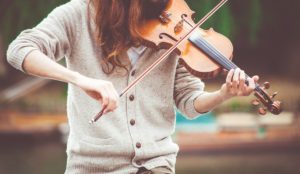 improvisation au violon en plein air sans sourdine