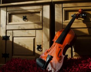 Violon alto appuyé sur un meuble