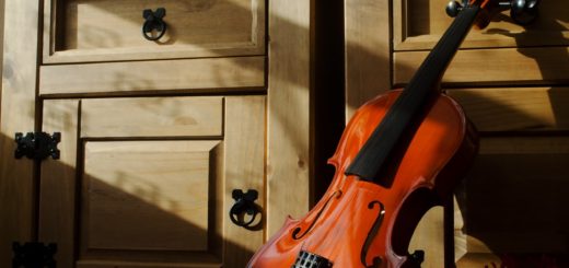 Violon alto appuyé sur un meuble